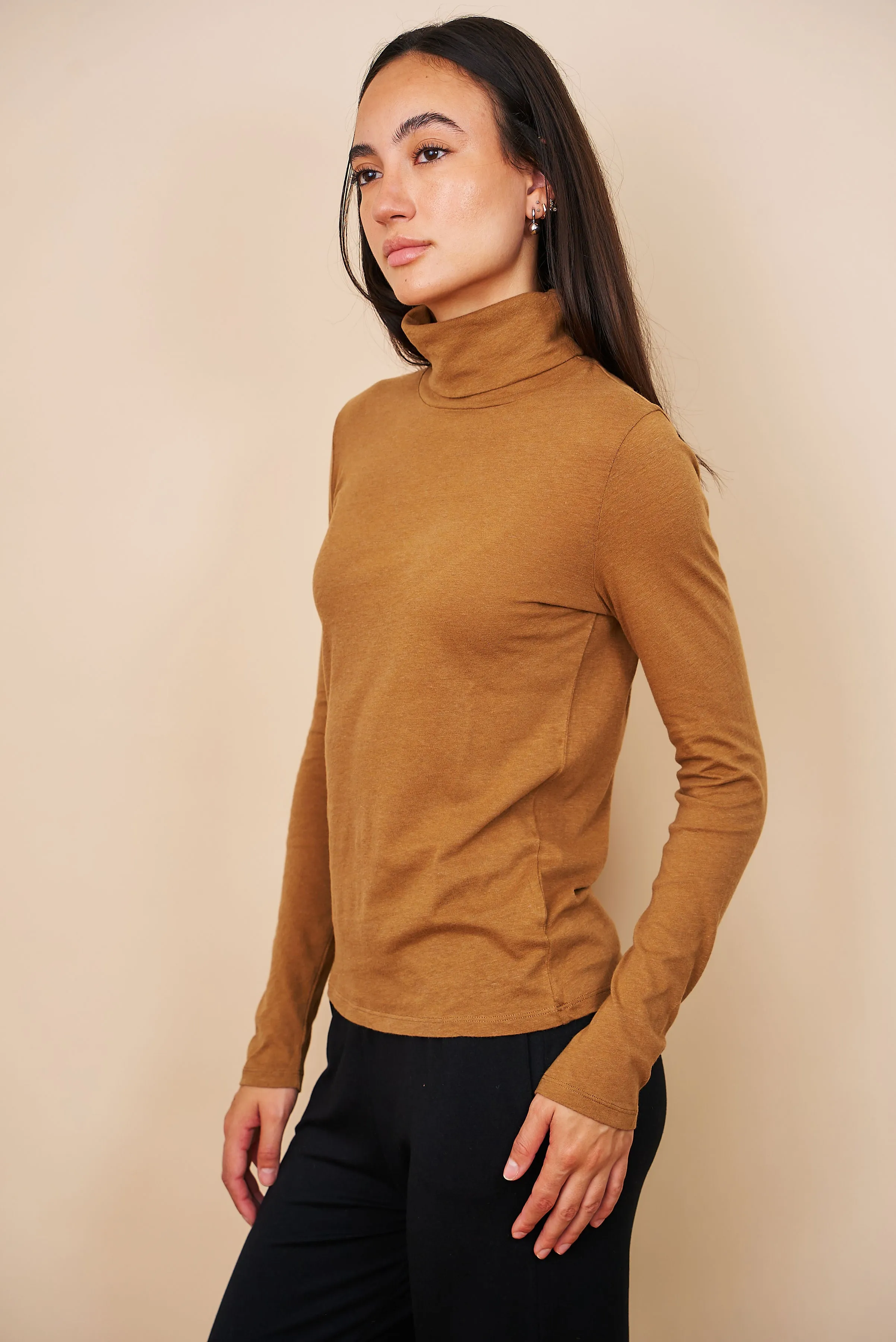 Majestic Cotton/Cashmere Long Sleeve Turtleneck in Camel