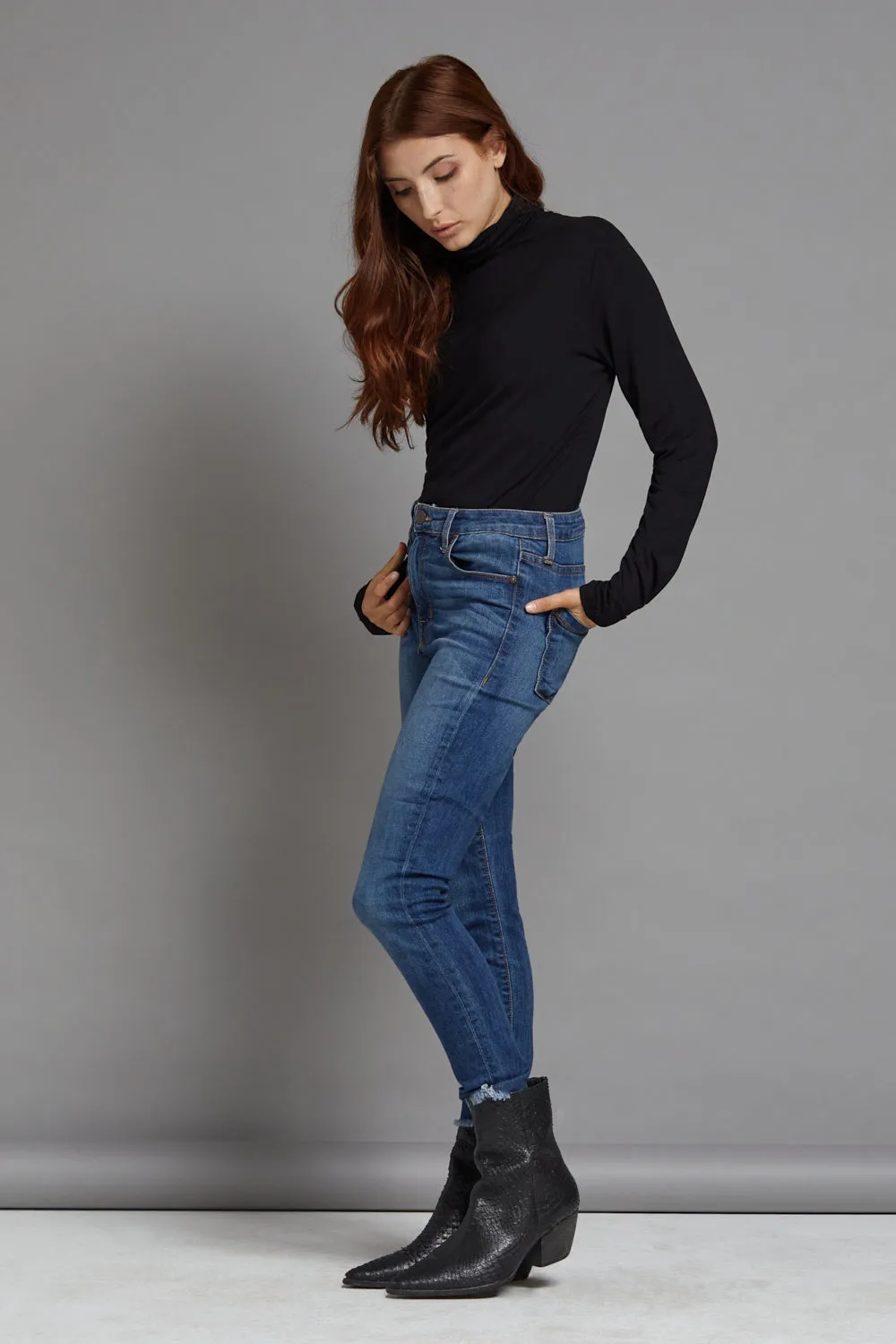 Majestic Long Sleeve Viscose Boxy Turtleneck in Noir