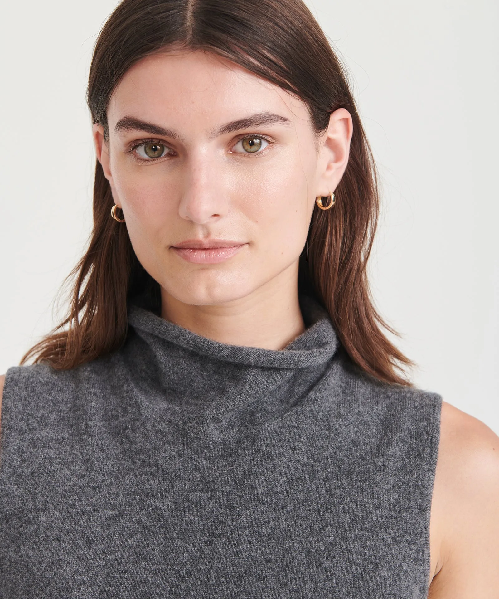 Signature Cashmere Sleeveless Turtleneck